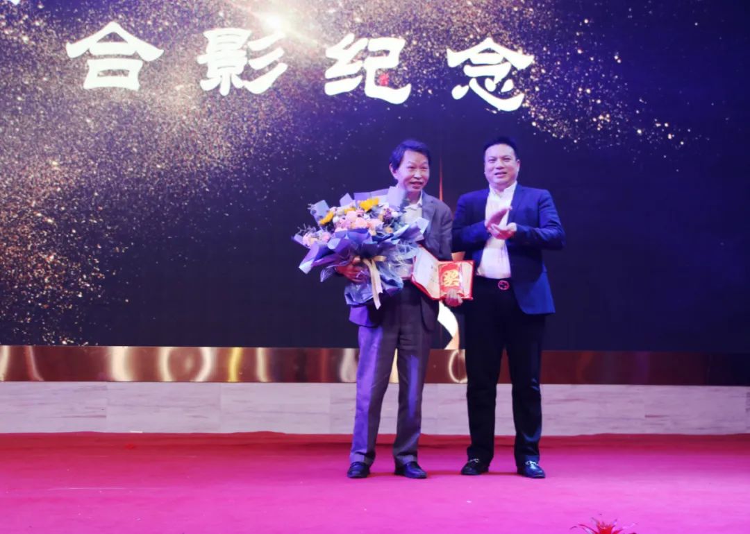 新思維 新高度 新作為2021年度表彰大會-突出貢獻(xiàn)獎